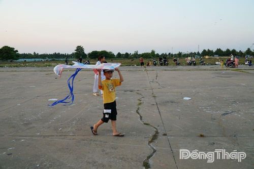 Trẻ em thích thú khi tự tay điều khiển cánh diều giữa không gian rộng thoáng tại Quảng trường Hùng Vương.