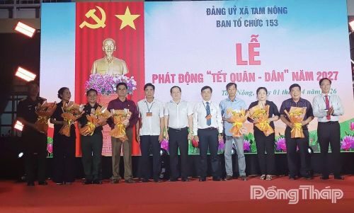 Đồng chí Lý Văn Giàu, Tỉnh ủy viên, Bí thư Đảng ủy, Chủ tịch HĐND xã Tam Nông tặng hoa tri ân nhà tài trợ.