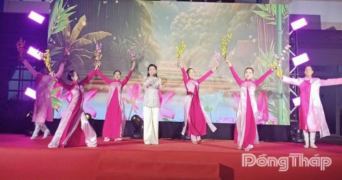Nghệ sĩ Ưu tú Hải Yến biểu diễn phục vụ Nhân dân xã Tam Nông.