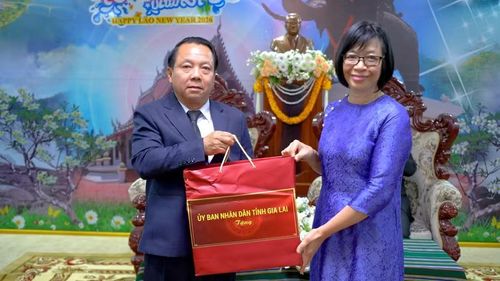 Phó Chủ tịch UBND tỉnh Nguyễn Thị Thanh Lịch (bên phải) tặng quà lưu niệm cho Ủy ban chính quyền tỉnh Attapeu. Ảnh: Dũng Nhân