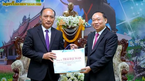 Đồng chí Thái Đại Ngọc (bên phải) tặng quà lưu niệm cho đồng chí Bun-thởng Đuông-sạ-vắn. Ảnh: Dũng Nhân
