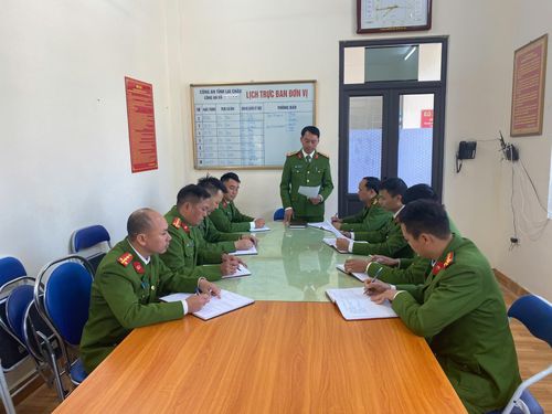Công an xã Sin Suối Hồ triển khai nhiệm vụ, tuyên truyền cho người dân phòng chống tội phạm ma túy trên địa bàn.