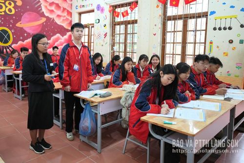 Một giờ học ôn thi tốt nghiệp của cô và trò Trường Trung học phổ thông Lộc Bình