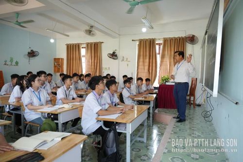 Học sinh Trường Trung học phổ thông Hoàng Văn Thụ trong giờ học