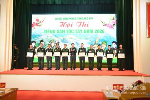 Lãnh đạo Ban Chỉ huy Bộ đội Biên phòng Lạng Sơn trao giải cho các cá nhân xuất sắc