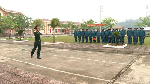 Lực lượng dân quân thực hành điều lệnh đội ngũ trong nội dung huấn luyện.