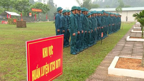 140 chiến sĩ dân quân năm thứ nhất và dân quân cơ động tham gia huấn luyện.