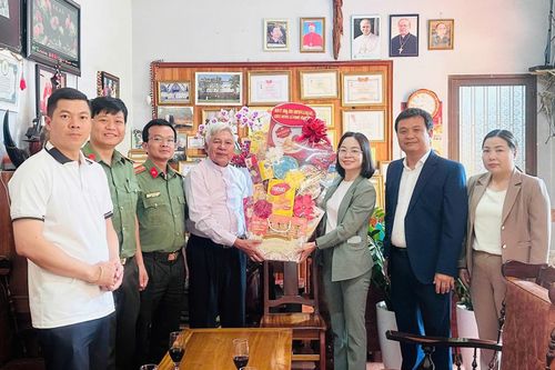 Đồng chí Vũ Thị Thanh Lý, Phó Bí thư Thường trực Đảng ủy xã làm trưởng đoàn, thăm, chúc mừng và tặng quà tại Giáo xứ Tân Rai nhân Lễ Phục sinh năm 2026