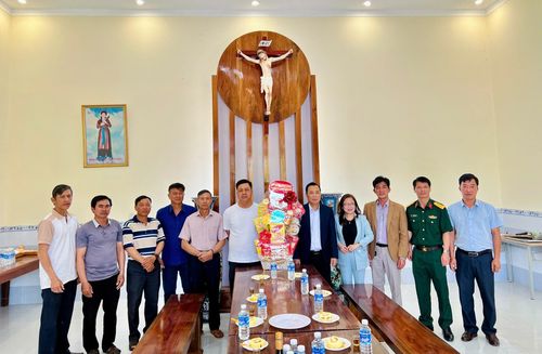 Đồng chí Trịnh Văn Thảo, Chủ tịch UBND xã Bảo Lâm 1 làm trưởng đoàn, thăm, chúc mừng và tặng quà tại Giáo xứ Hiệp Phát nhân Lễ Phục sinh năm 2026