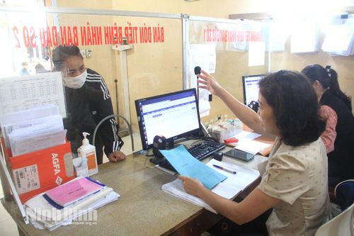 Việc ứng dụng chuyển đổi số trong giải quyết thủ tục hành chính tạo thuận lợi cho người dân đến thăm khám tại Bệnh viện Đa khoa Duy Tiên.