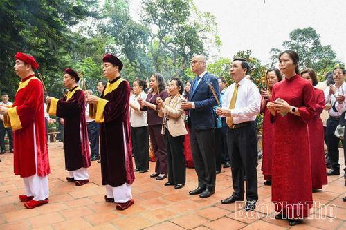 Phó Chủ tịch nước Võ Thị Ánh Xuân cùng các đồng chí lãnh đạo Trung ương, lãnh đạo tỉnh dâng hương tại chùa Thượng.