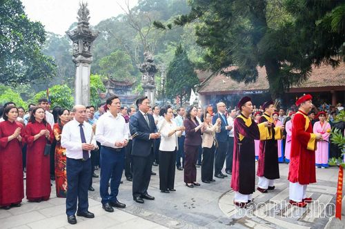 Phó Chủ tịch nước Võ Thị Ánh Xuân cùng các đồng chí lãnh đạo Trung ương, lãnh đạo tỉnh dâng hương tại đền Thượng.