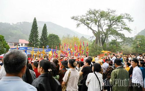 Đông đảo Nhân dân và du khách thập phương tham gia lễ hội.