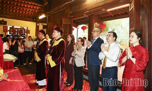 Phó Chủ tịch nước Võ Thị Ánh Xuân cùng các đồng chí lãnh đạo Trung ương, lãnh đạo tỉnh làm lễ tại đền Thỏng.