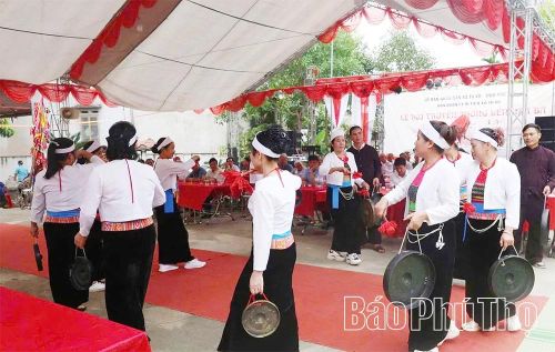 Thực hiện nghi thức đánh cồng chiêng - một nghi lễ truyền thống của đồng bào Mường xã Tu Vũ trong lễ hội Đền Nhà Bà.