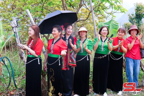 Đông đảo nhân dân tham gia lễ hội cầu mưa.
