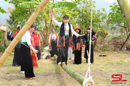 Nhân dân tham gia các trò chơi dân gian.