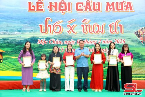 Ban tổ chức trao giải cho các cá nhân đạt giải Cuộc thi ảnh “Check-in mùa hoa gọi nắng”