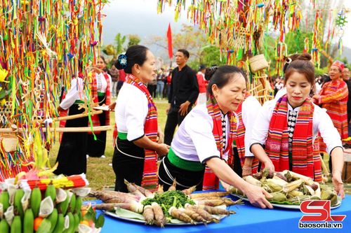 Nhân dân chuẩn bị mâm lễ cúng.