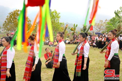 Dân làng thực hiện nghi lễ xin nước.