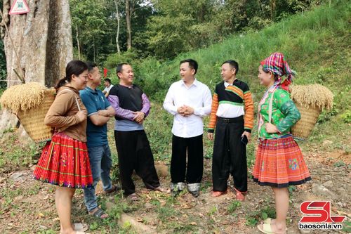 Cán bộ xã Gia Phù tuyên truyền người dân về chính sách BHYT .
