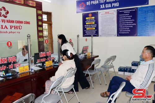 Trung tâm Phục vụ hành chính công xã Gia Phù giải quyết thủ tục hành chính liên quan đến BHYT cho người dân.