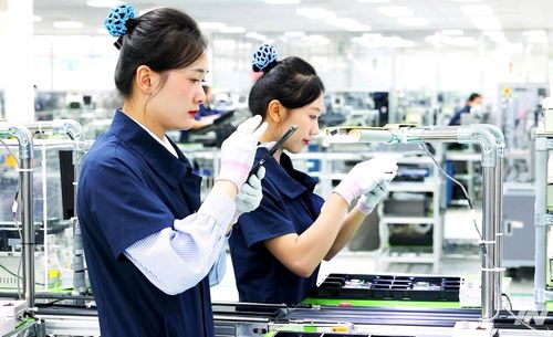 Sản xuất điện thoại thông minh xuất khẩu tại Công ty TNHH Samsung Electronics Việt Nam Thái Nguyên.