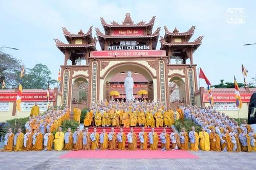 Chiều nay, Hội đồng thập sư Tăng, Ni đăng đàn truyền giới pháp đến giới tử tại các giới trường