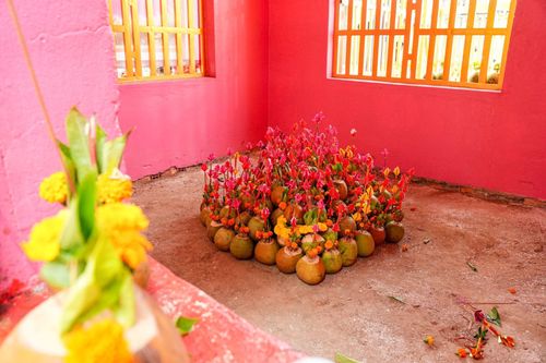 Nơi chiếc cồng vàng trồi lên được người dân xây miếu và thờ cúng. Ảnh: Trúc Phương