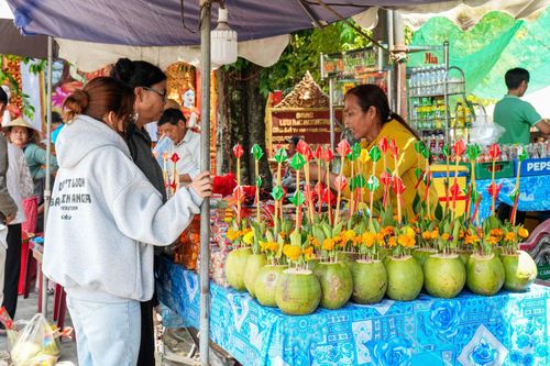 Người dân có thể tự chuẩn bị Slathođon hoặc mua tại các gian hàng trước cổng chùa. Ảnh: Trúc Phương