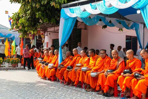 Các sư đang thực hiện nghi lễ khất thực, đặt bát. Ảnh: Trúc Phương