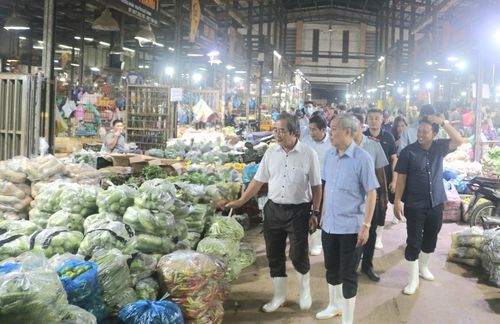 Lực lượng chức năng kiểm tra thực phẩm tại chợ Bình Điền, TP. Hồ Chí Minh