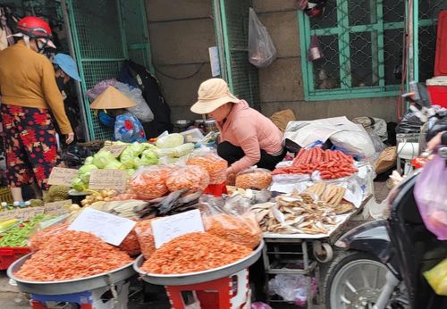 Các loại thực phẩm là đồ khô (cá khô, tôm khô...) được bày bán tại chợ Thị Nghè. Ảnh: Quang Phương