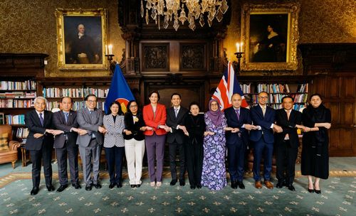 Quan chức cao cấp các nước ASEAN và Anh. Ảnh: Bộ Ngoại giao