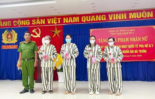 Trại tạm giam số 2 Công an tỉnh Cà Mau tổ chức tặng quà cho phạm nhân nữ nhân dịp Quốc tế Phụ nữ 8/3. 