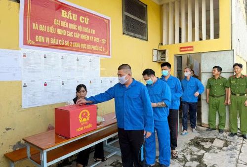 Người bị tạm giữ, tạm giam thực hiện quyền bầu cử tại các phân trại thuộc Trại tạm giam Công an tỉnh Cà Mau. 