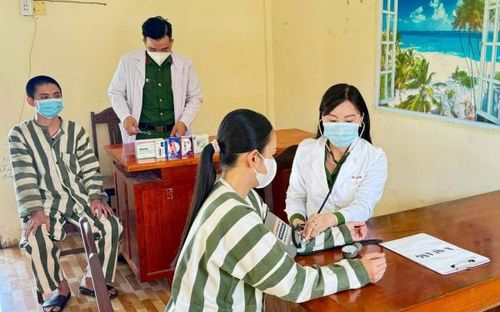 Can, phạm nhân tại các Trại tạm giam Công an tỉnh được thăm khám sức khỏe thường xuyên. 