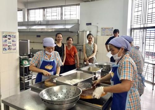 Phụ huynh tham gia kiểm tra, giám sát quy trình chế biến thực phẩm tại bếp ăn trường học.