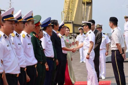 Lễ đón tàu hộ vệ JS Asahi (DD-119) thuộc Lực lượng Tự vệ trên biển Nhật Bản cùng 220 sĩ quan, thủy thủ tại Cảng Tiên Sa (Đà Nẵng).