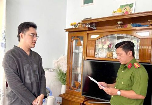 Cơ quan CSĐT tống đạt các quyết định tố tụng đối với Vĩnh.