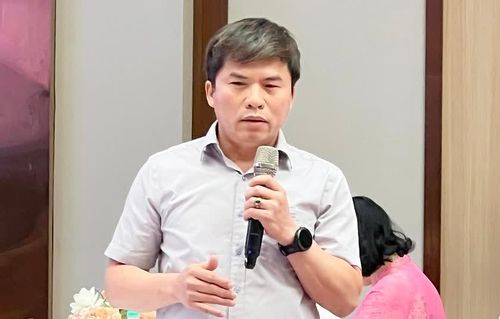 Ông Phan Văn Hoan - Phó Giám đốc Sở Tài chính Nghệ An trả lời tại cuộc họp báo. Ảnh: Quốc Huy