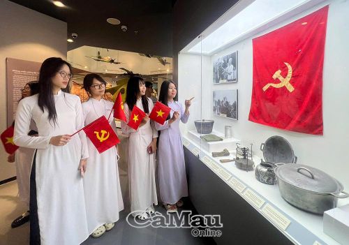 Nhiều bạn trẻ bắt đầu có thói quen tham quan bảo tàng để tìm hiểu văn hoá và lịch sử Cà Mau. (Ảnh chụp tại Bảo tàng tỉnh Cà Mau, phường Bạc Liêu).