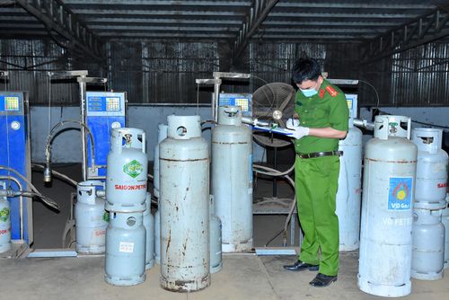 Lực lượng chức năng khám xét hiện trường