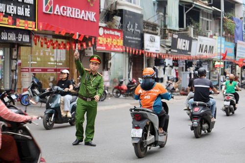 Các điểm nóng giao thông trên địa bàn luôn có sự xuất hiện của lực lượng chức năng trong khung giờ cao điểm.
