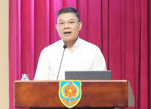 Vụ Trưởng Vụ Công tác xây dựng văn bản quy phạm pháp luật (Bộ Tư pháp) Nguyễn Quốc Hoàn phát biểu tại Hội thảo "Luật Thủ đô (sửa đổi): Kiến tạo thể chế, không gian phát triển vượt trội cho thành phố Hà Nội" do Bộ Tư pháp và UBND TP Hà Nội tổ chức sáng 2-4. Ảnh: N.P