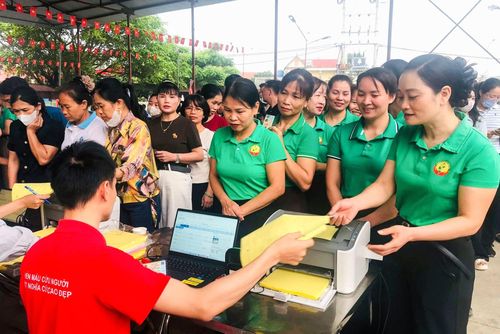 Các giáo viên mầm non xếp hàng đăng ký hiến máu, mang theo sự tận tâm và trái tim giàu yêu thương.