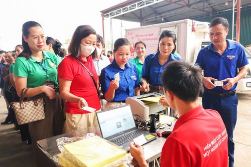 Các đoàn viên thanh niên tích cực đăng ký hiến máu, thể hiện tinh thần xung kích, sẵn sàng cống hiến vì cộng đồng.