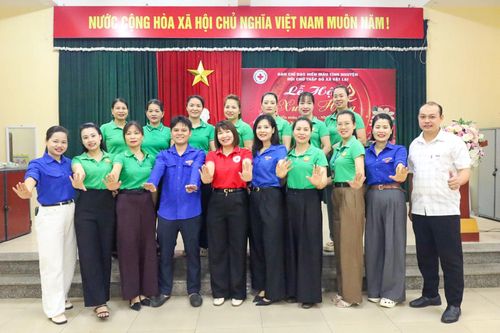 Các thành viên tham gia chương trình cùng chụp ảnh lưu niệm, ghi lại khoảnh khắc ý nghĩa của một ngày tràn đầy yêu thương và sẻ chia.