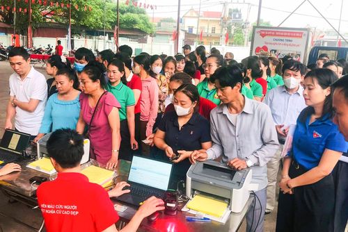 Người dân xã Vật Lại xếp hàng đăng ký hiến máu, từ những cụ già đến người trẻ, tất cả đều chung một tấm lòng sẻ chia.
