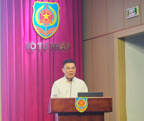 Vụ trưởng Vụ Công tác xây dựng văn bản quy phạm pháp luật, Bộ Tư pháp Nguyễn Quốc Hoàn phát biểu. Ảnh: H.Hà.